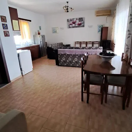 Vila Almar ゲストハウス クサミル